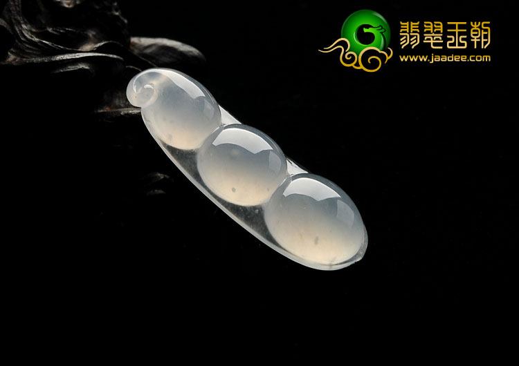 冰玻种淡晴水缅甸翡翠A货四季豆挂件