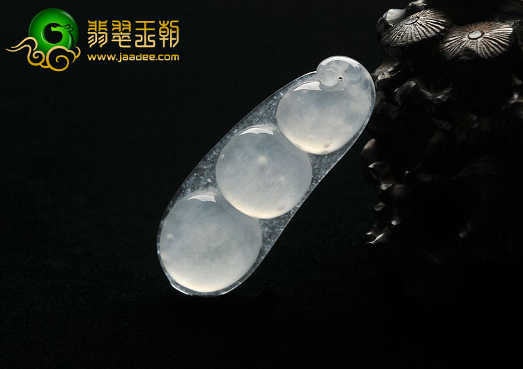 冰玻种淡晴水缅甸翡翠A货四季豆挂件