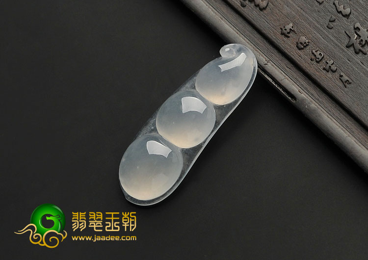 冰玻种淡晴水缅甸翡翠A货四季豆挂件