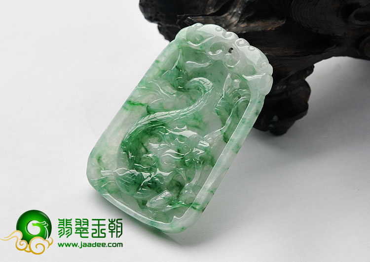 糯冰种飘翠缅甸翡翠A货龙牌挂件