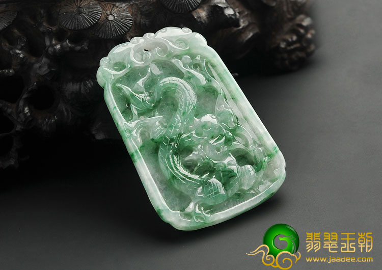 糯冰种飘翠缅甸翡翠A货龙牌挂件