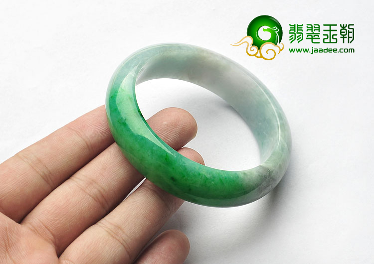 (超值推荐)糯冰种翠色缅甸翡翠A货手镯（55.7mm）