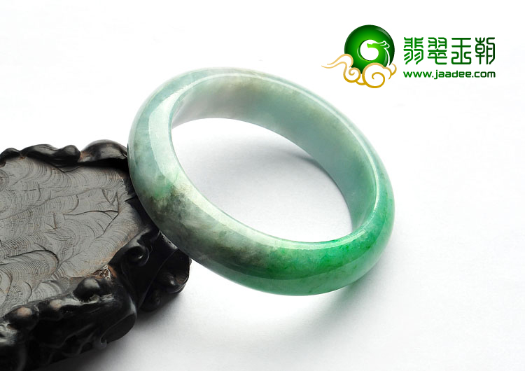 (超值推荐)糯冰种翠色缅甸翡翠A货手镯（55.7mm）