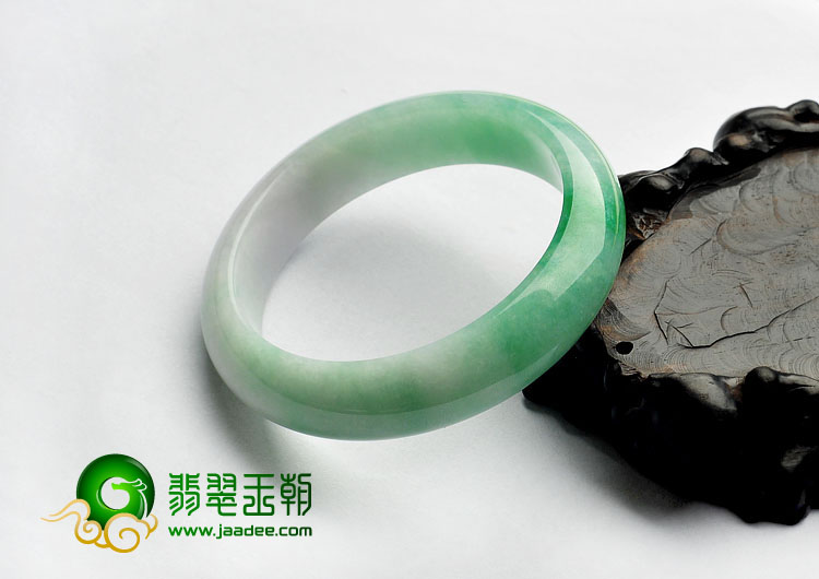 糯冰种春带彩缅甸翡翠A货手镯（53.9mm）