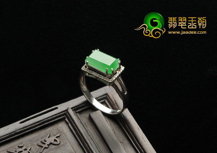 冰种翠色缅甸翡翠A货镶白金戒指（真钻）