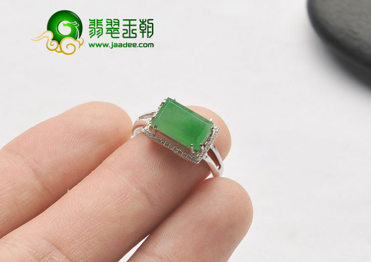 冰种翠色缅甸翡翠A货镶白金戒指（真钻）