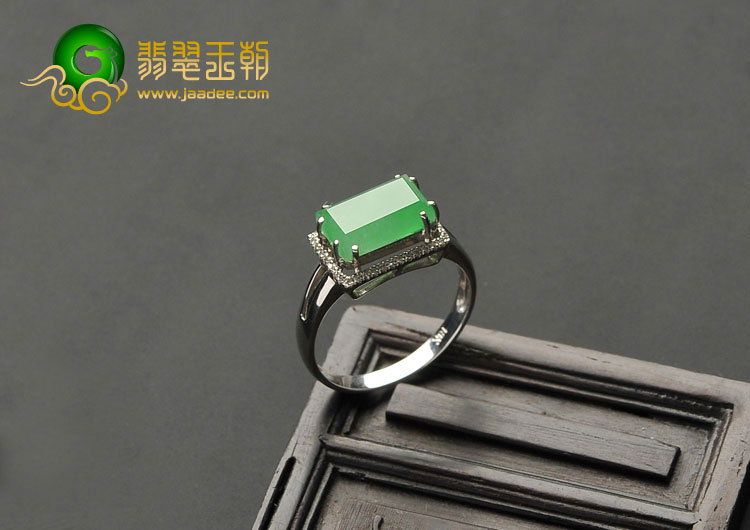 冰种翠色缅甸翡翠A货镶白金戒指（真钻）