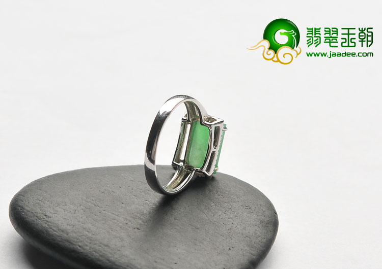 冰种翠色缅甸翡翠A货镶白金戒指（真钻）