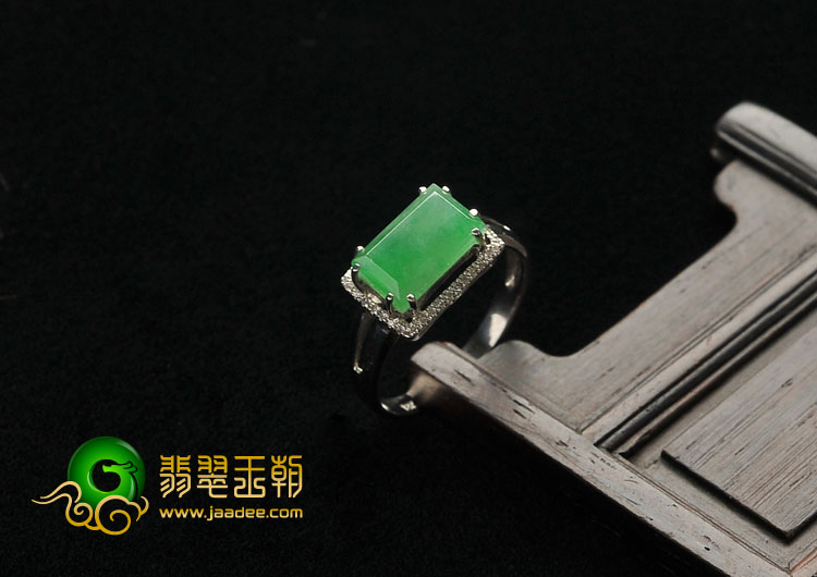冰种翠色缅甸翡翠A货镶白金戒指（真钻）
