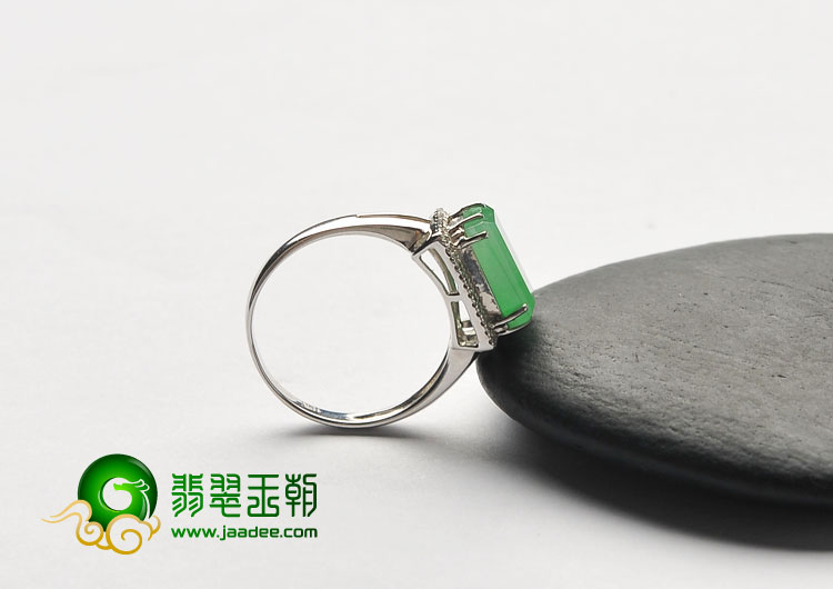 冰种翠色缅甸翡翠A货镶白金戒指（真钻）