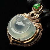 冰种略飘花缅甸翡翠A货镶玫瑰金如意胸坠（真钻）