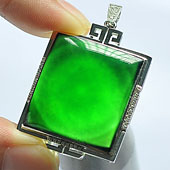 玻璃种墨翠缅甸翡翠A货镶白金方牌胸坠（真钻）