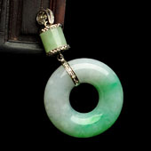 糯冰种飘翠缅甸翡翠A货镶白金平安环胸坠（真钻）