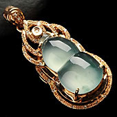 冰种略飘花缅甸翡翠A货镶玫瑰金葫芦胸坠（真钻)