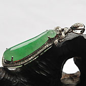 冰种翠色缅甸翡翠A货镶白金福瓜胸坠（真钻）