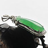 冰种翠色缅甸翡翠A货镶白金福瓜胸坠（真钻）