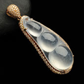 冰玻种无色缅甸翡翠A货镶玫瑰金四季豆胸坠（真钻）