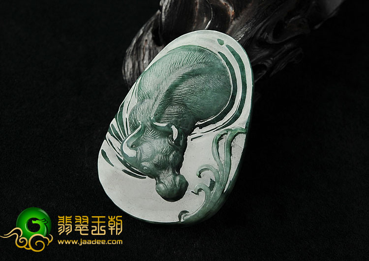 糯冰种飘花缅甸翡翠A货牛气冲天挂件