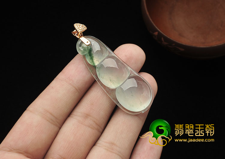 冰种飘花缅甸翡翠A货四季豆挂件
