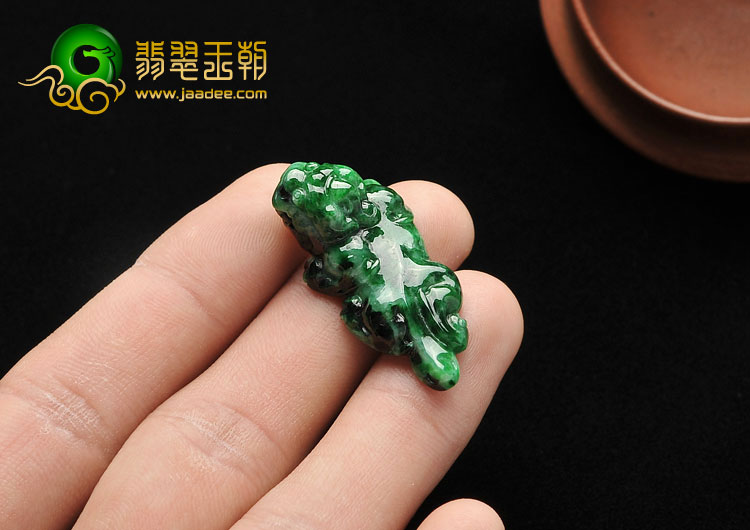 细糯种癣加绿缅甸翡翠A货貔貅挂件