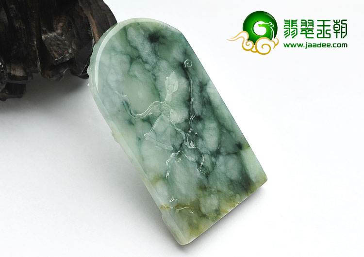糯冰种飘花略带黄翡缅甸翡翠A货降龙罗汉挂件