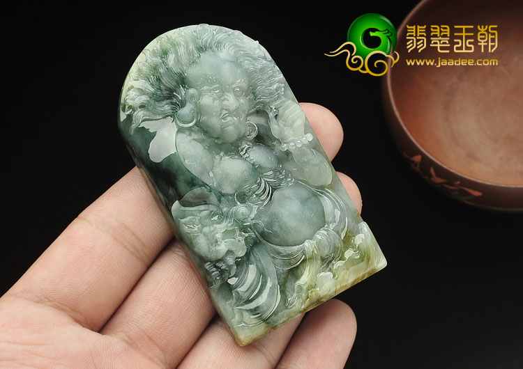 糯冰种飘花略带黄翡缅甸翡翠A货降龙罗汉挂件