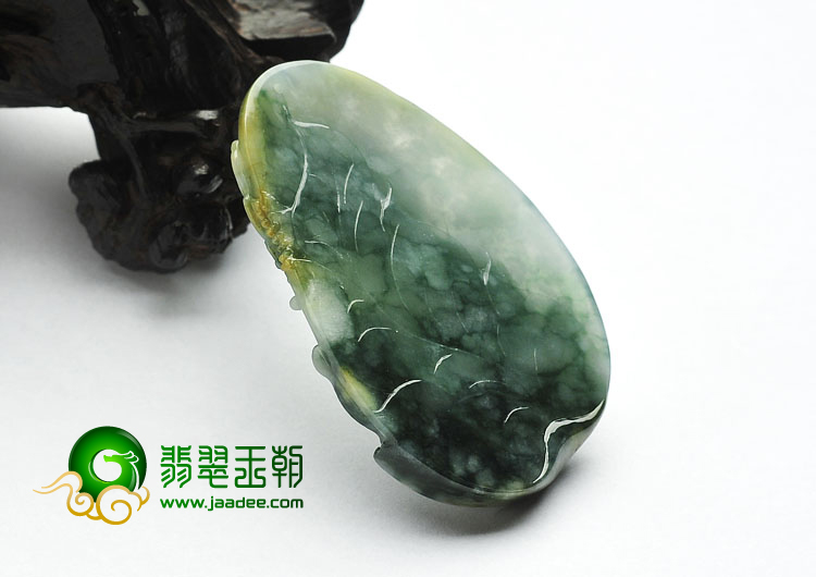糯冰种飘花略带黄翡缅甸翡翠A货鹿挂件
