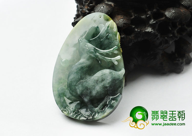 糯冰种飘花略带黄翡缅甸翡翠A货鹿挂件