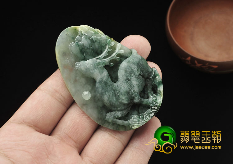 糯冰种飘花略带黄翡缅甸翡翠A货鹿挂件