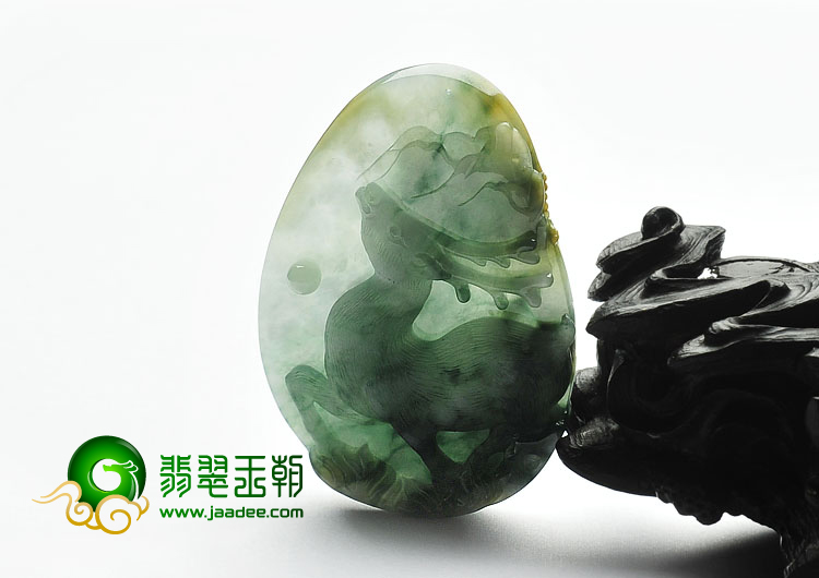 糯冰种飘花略带黄翡缅甸翡翠A货鹿挂件