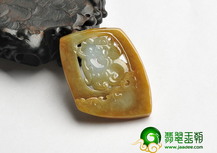 糯冰种褐黄翡缅甸翡翠A货仿古龙牌挂件