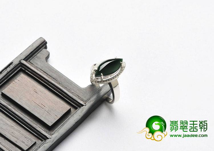 冰玻种墨翠缅甸翡翠A货镶银戒指（水钻）