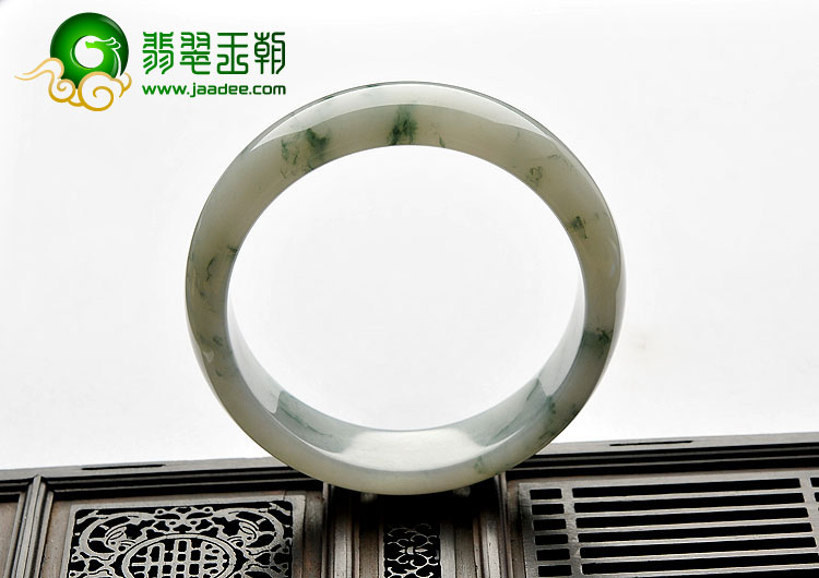 糯冰种飘花缅甸翡翠A货手镯（58.7mm）
