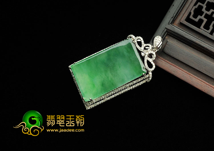 冰玻种绿晴水缅甸翡翠A货镶白金方牌胸坠（真钻）