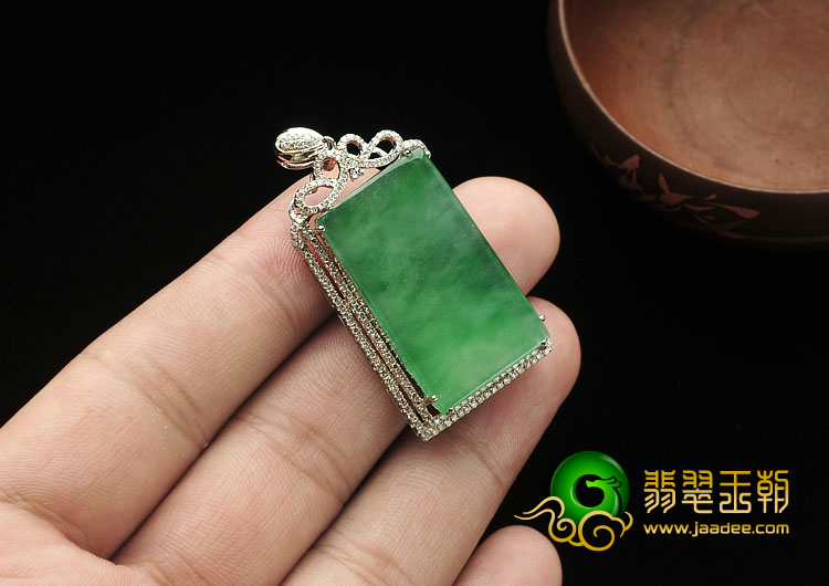 冰玻种绿晴水缅甸翡翠A货镶白金方牌胸坠（真钻）