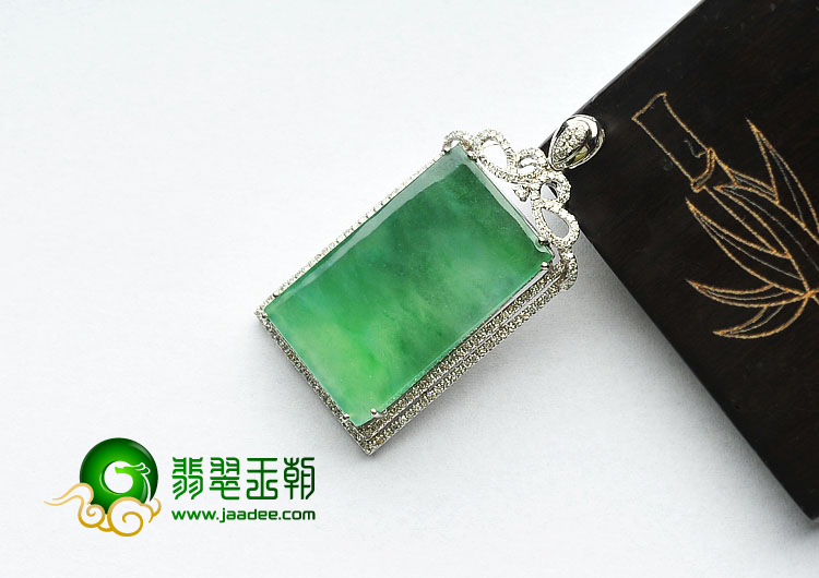 冰玻种绿晴水缅甸翡翠A货镶白金方牌胸坠（真钻）