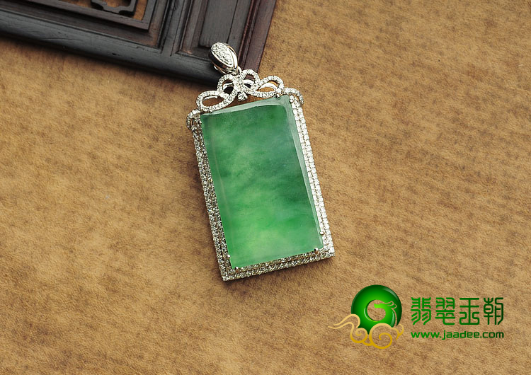 冰玻种绿晴水缅甸翡翠A货镶白金方牌胸坠（真钻）