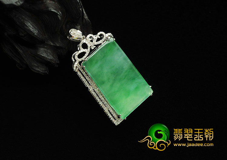 冰玻种绿晴水缅甸翡翠A货镶白金方牌胸坠（真钻）