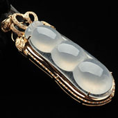 冰种无色缅甸翡翠A货镶玫瑰金四季豆胸坠（真钻）