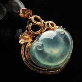 (超值推荐)冰种略飘花缅甸翡翠A货镶玫瑰金如意胸坠（真钻）