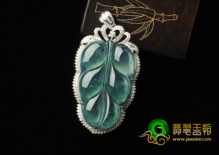 冰玻种飘花缅甸翡翠A货镶白金金枝玉叶胸坠（真钻）