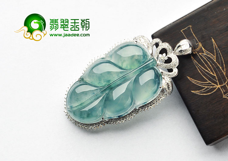 冰玻种飘花缅甸翡翠A货镶白金金枝玉叶胸坠（真钻）