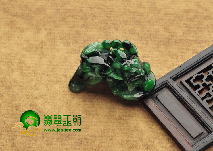 糯冰种癣加绿缅甸翡翠A货貔貅挂件