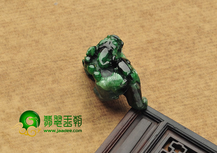 糯冰种癣加绿缅甸翡翠A货貔貅挂件