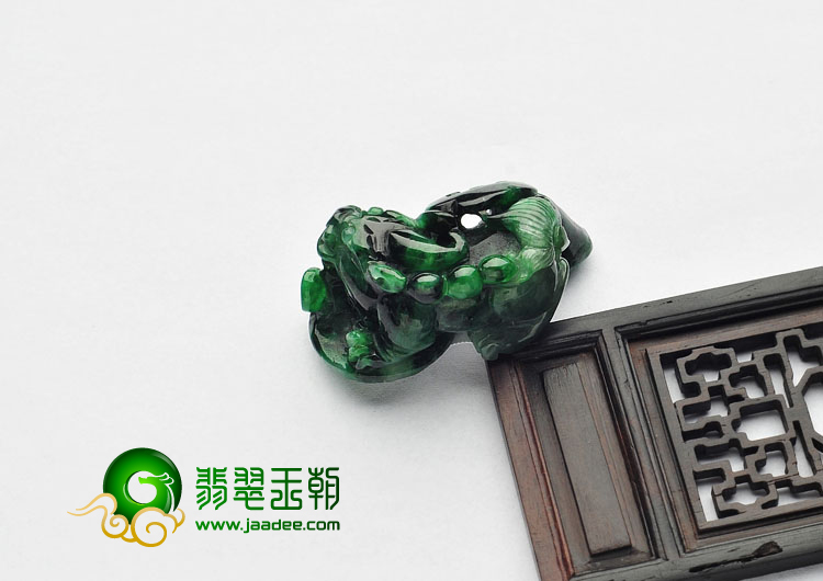 糯冰种癣加绿缅甸翡翠A货貔貅挂件