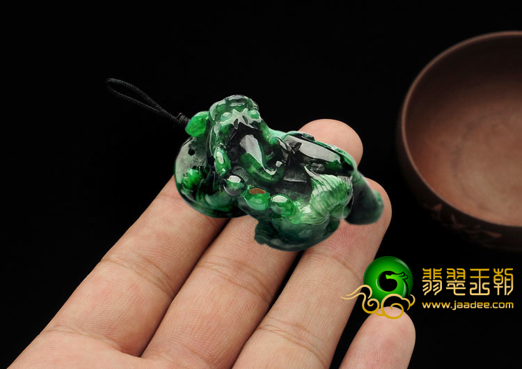 糯冰种癣加绿缅甸翡翠A货貔貅挂件