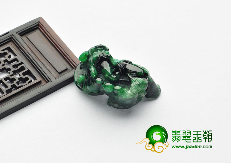 糯冰种癣加绿缅甸翡翠A货貔貅挂件