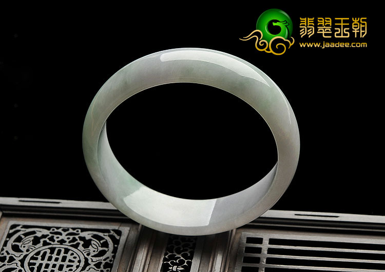 (超值推荐)糯冰种淡春带彩缅甸翡翠A货贵妃镯（57.5mm-52.4mm）