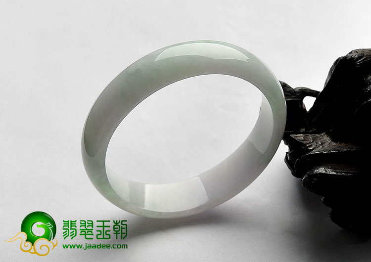 (超值推荐)糯冰种淡春带彩缅甸翡翠A货贵妃镯（57.5mm-52.4mm）