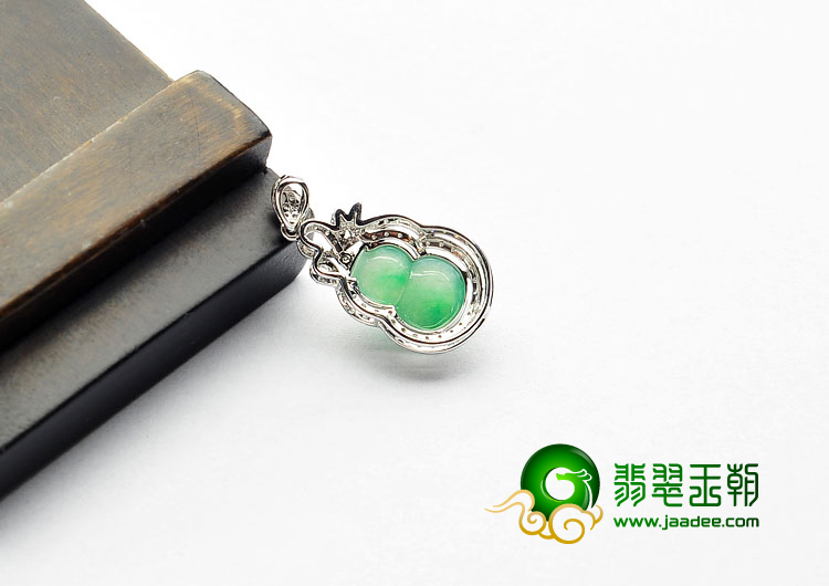冰种飘翠缅甸翡翠A货镶白金葫芦胸坠（真钻）